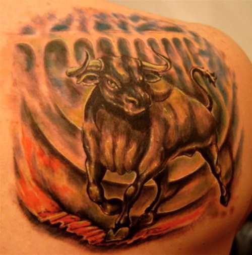 后背斗牛场面的公牛纹身图案