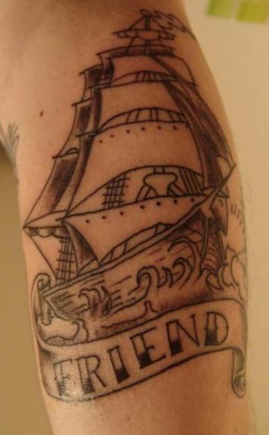 海面帆船与字母黑灰纹身图案