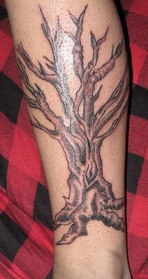 小腿黑色枯树纹身图案