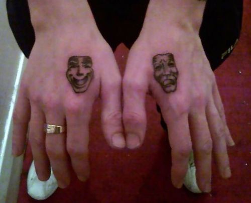 手背黑色小丑狂欢面具纹身图案