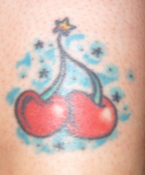 蓝色背景上的樱桃纹身图案
