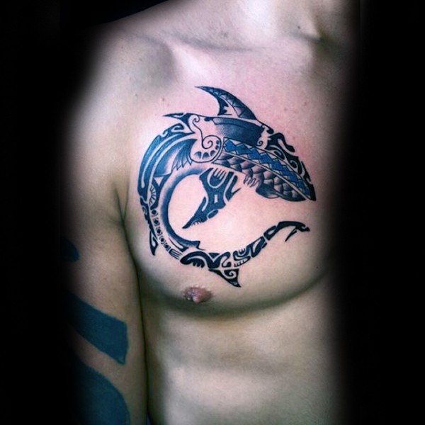 胸部惊人的彩绘鲨鱼个性纹身图案