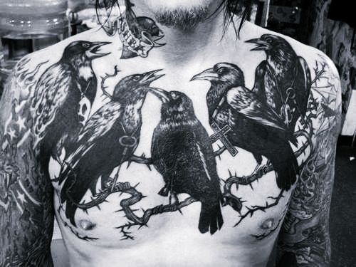胸部一群黑色可怕的乌鸦纹身图案