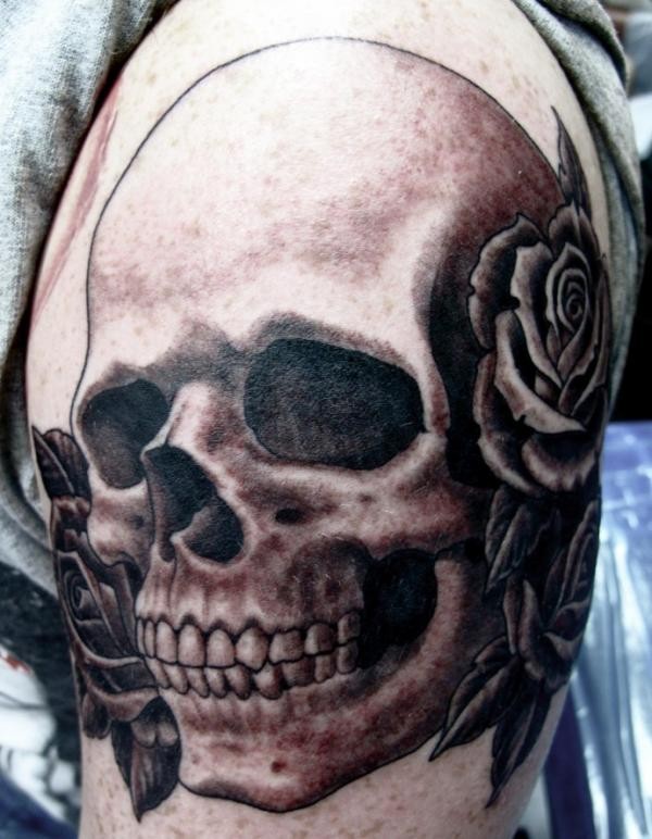 大臂黑灰骷髅和花朵纹身图案