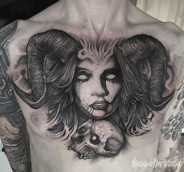 胸部恶魔的女性羊角和骷髅纹身图案