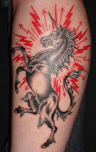 黑色的马和红色闪电纹身图案