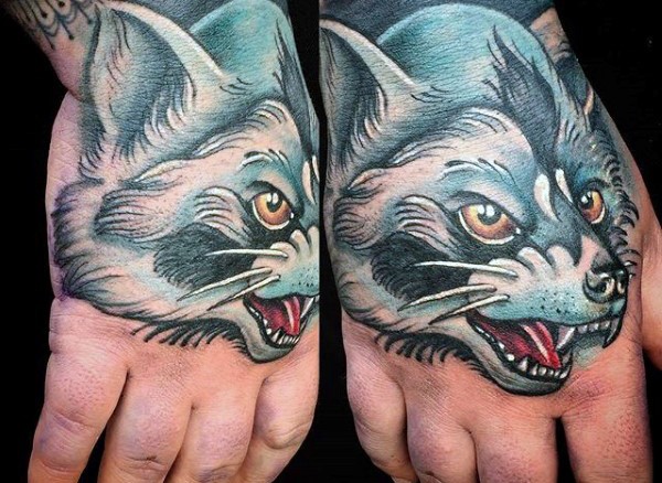 手背彩色卡通邪恶狼和猫纹身图案