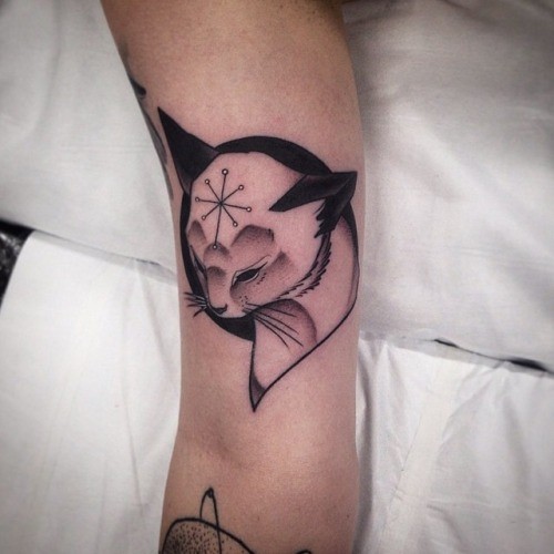 可爱的小黑猫纹身图案