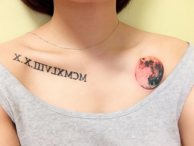 肩部彩色的小尺寸月球和黑色罗马数字纹身图案