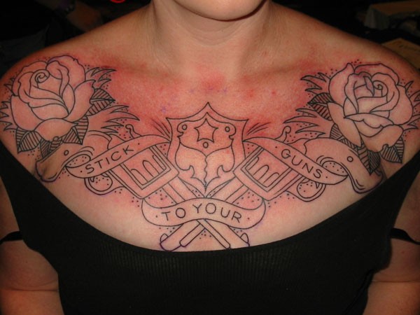女孩胸部黑色手枪和玫瑰纹身图案
