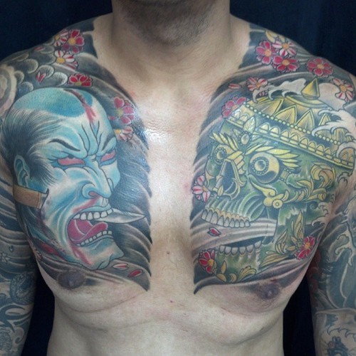 男子胸部日式骷髅和般若纹身图案