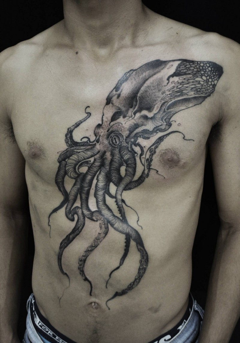 胸部雕刻风格黑色大章鱼纹身图案