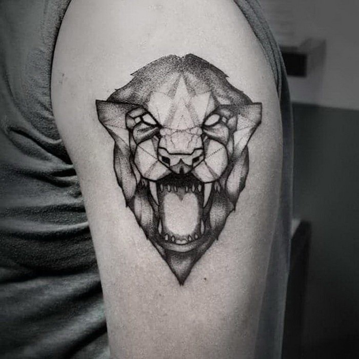 大臂点刺风格黑白咆哮的狮子头纹身图案