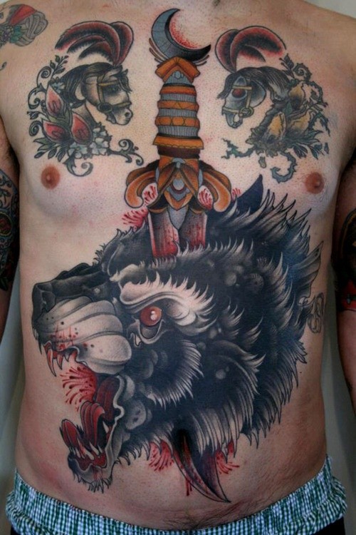 胸部和腹部令人毛骨悚然的彩色狼与血腥匕首纹身图案