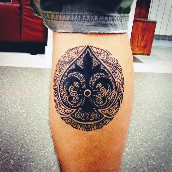 小腿华丽的黑色黑桃符号花藤纹身图案