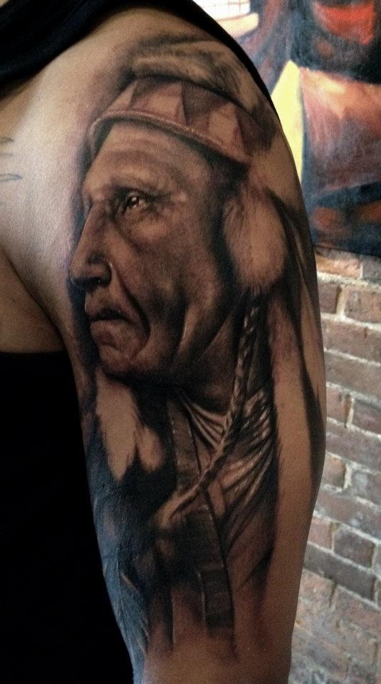 大臂写实风格的黑白老印第安人纹身图案