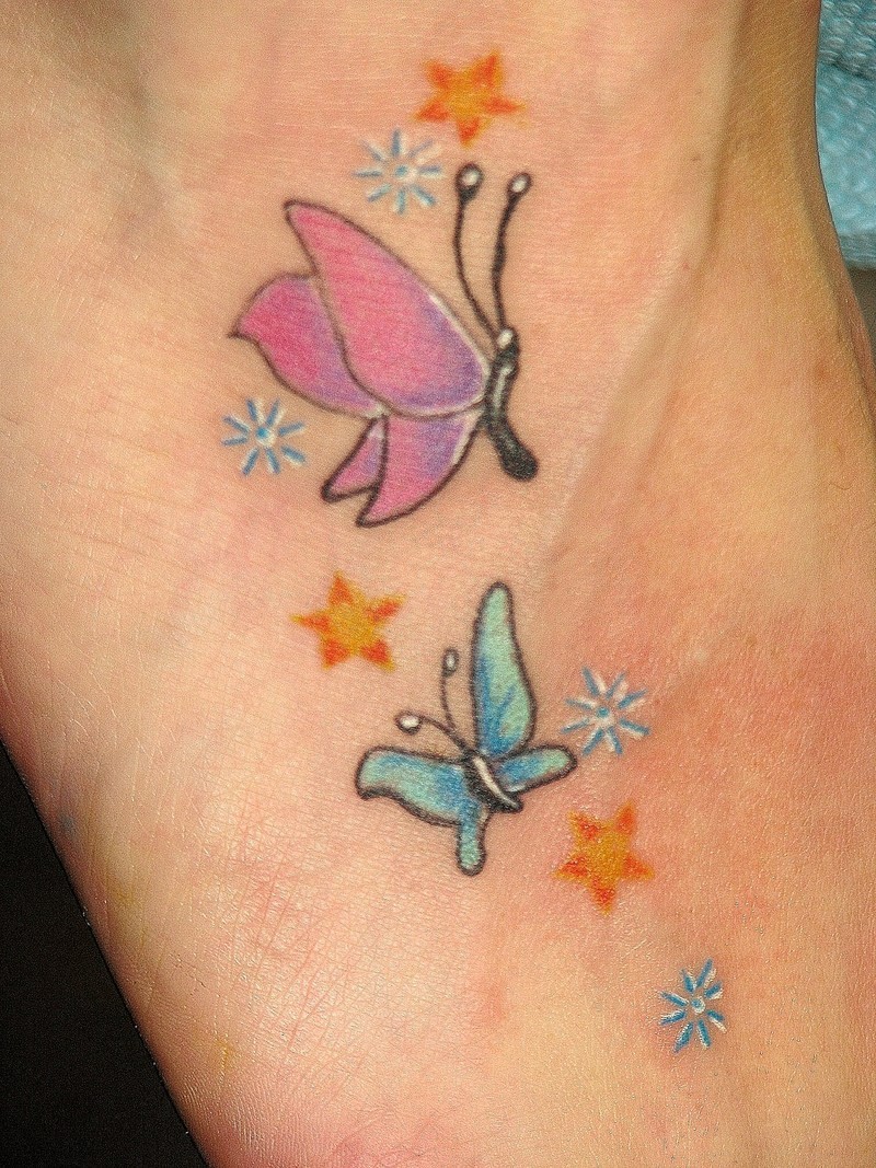 蓝色和粉红色的小蝴蝶纹身图案