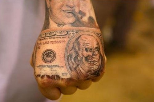 手背不同寻常的黑白美钞纹身图案
