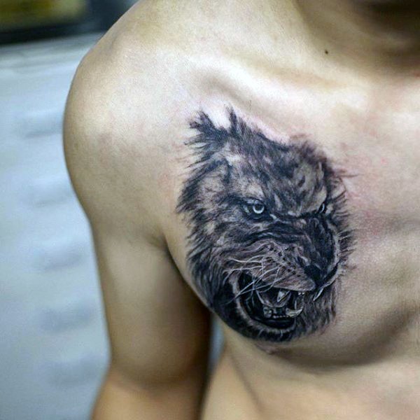 胸部写实黑白咆哮的狮子纹身图案