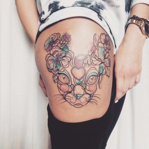 大腿素描风格彩色猫头花朵纹身图案