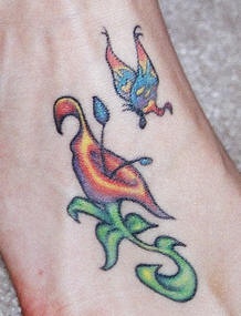 五颜六色的蝴蝶与花朵脚背纹身图案