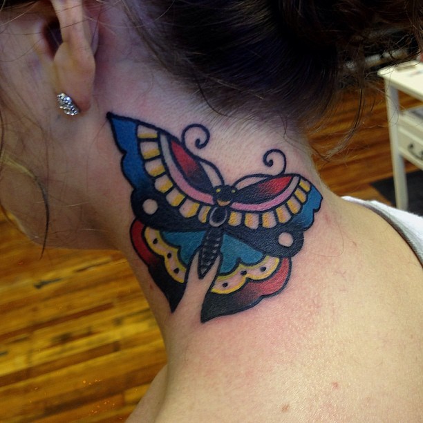 颈部简单传统蝴蝶纹身图案