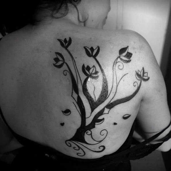 背部简单的黑色部落风格树纹身图案