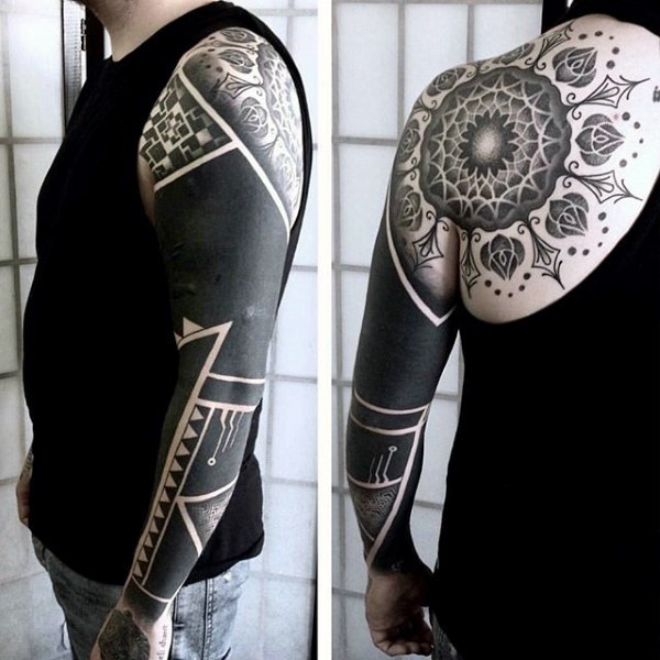 大臂有趣的黑白部落花朵纹身图案