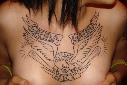 胸部老鹰英文纹身图案