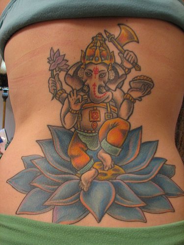 背部象神伽内什跳舞和蓝色莲花纹身图案