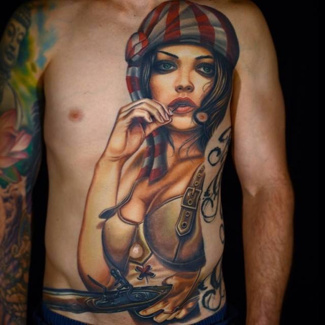 胸部腹部性感的海盗女孩与枪纹身图案