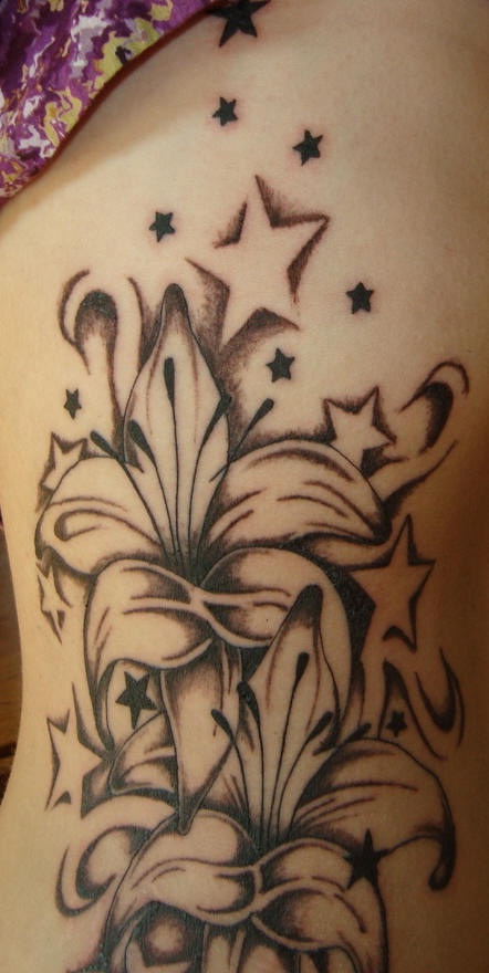 侧肋百合花与星星黑色纹身图案