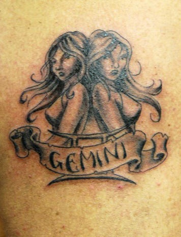 两个女孩黑色纹身图案
