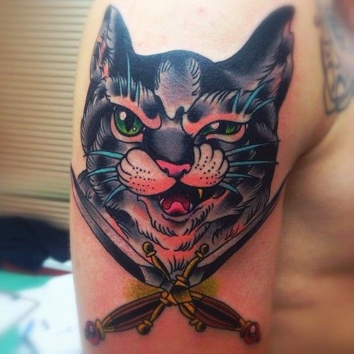 大臂彩绘咧嘴猫和匕首纹身图案