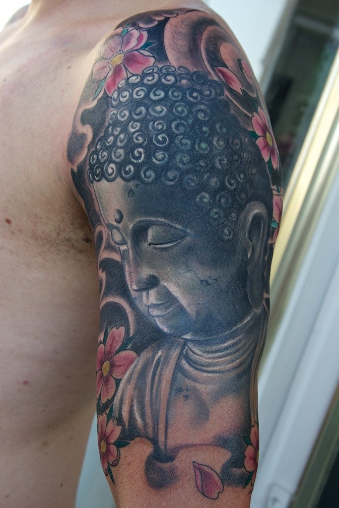 男性手臂如来佛祖神像和花朵纹身图案