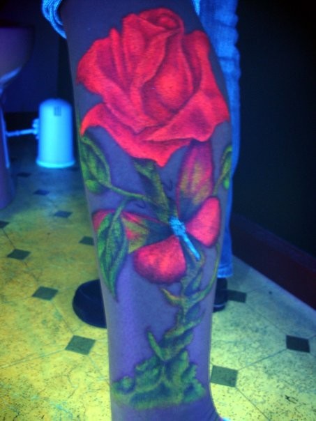 荧光红玫瑰和绿叶纹身图案