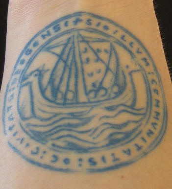 蓝色的海盗船标志纹身图案