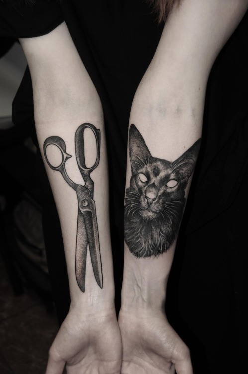 手臂恶魔猫与剪刀纹身图案