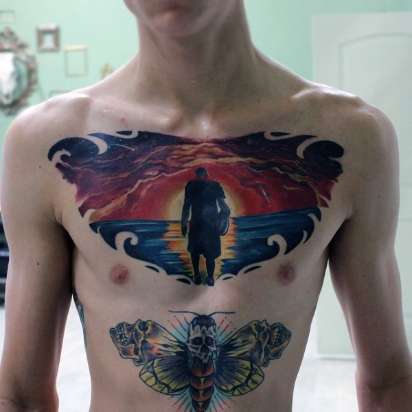 胸部神秘男子和五彩日落纹身图案