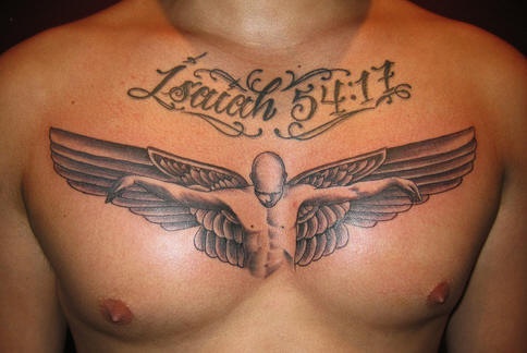 胸部翅膀和男子纹身图案