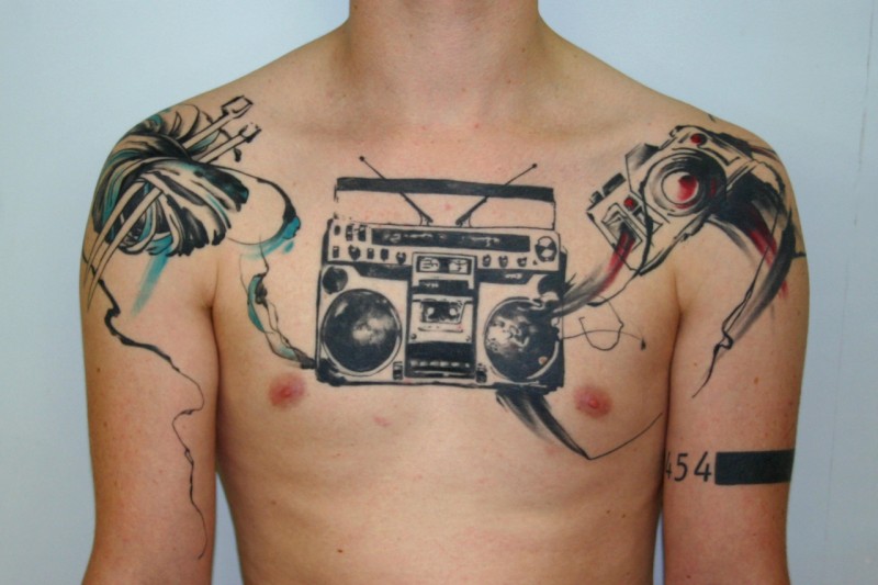 彩色胸部和肩膀收音机毛线相机纹身图案