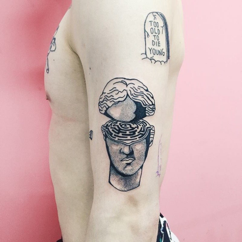 手臂超现实主义人头大脑纹身图案