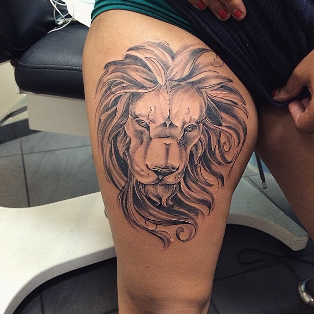 大腿黑色写实狮子头纹身图案
