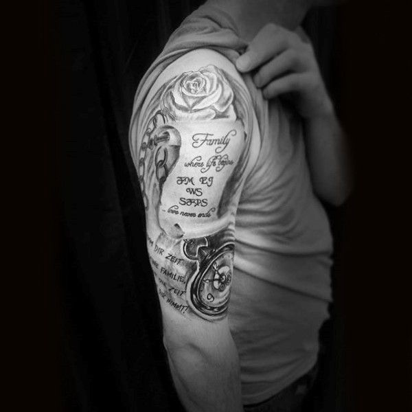 大臂黑灰字母与时钟和玫瑰纹身图案