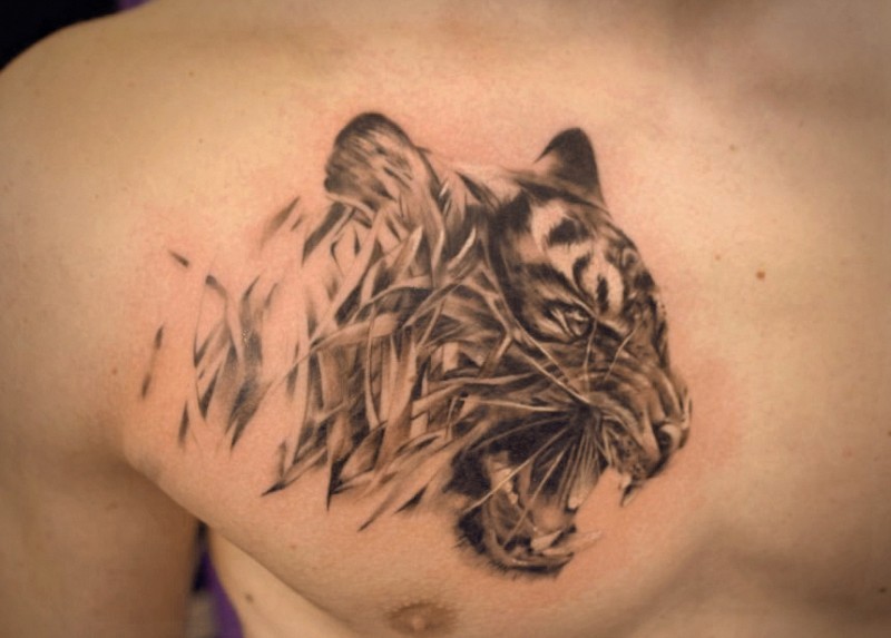 男子胸部神奇的老虎头部纹身图案