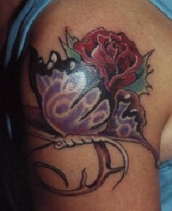 红色玫瑰和紫色蝴蝶纹身图案