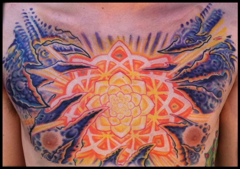 胸部发光的花卉彩色纹身图案