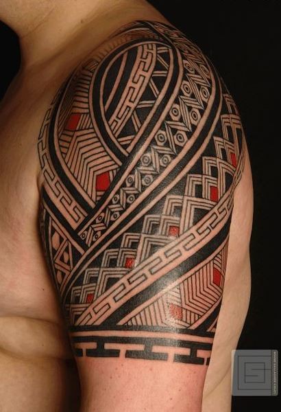肩部黑色和红色毛利人图腾纹身图案
