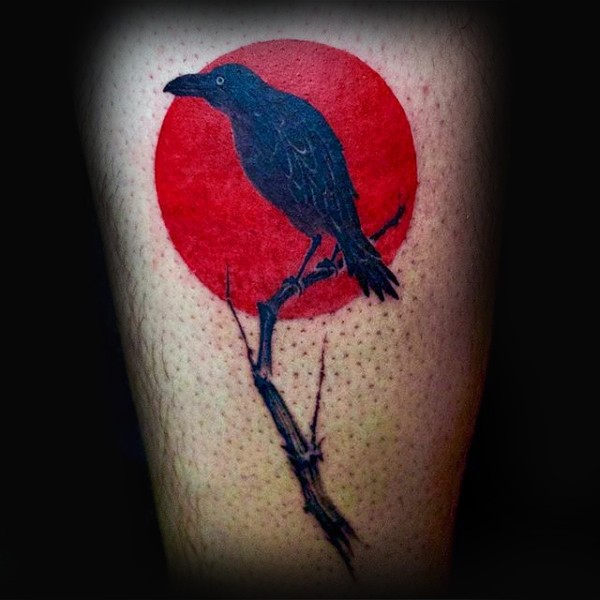 乌鸦与树枝与红色太阳纹身图案