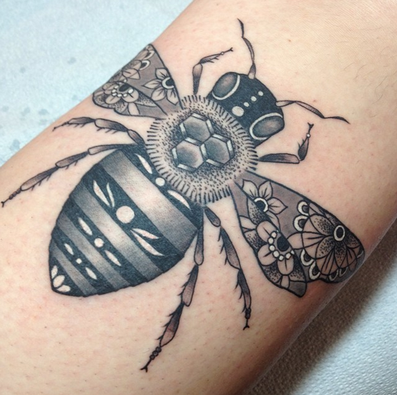 黑白小蜜蜂与花朵纹身图案